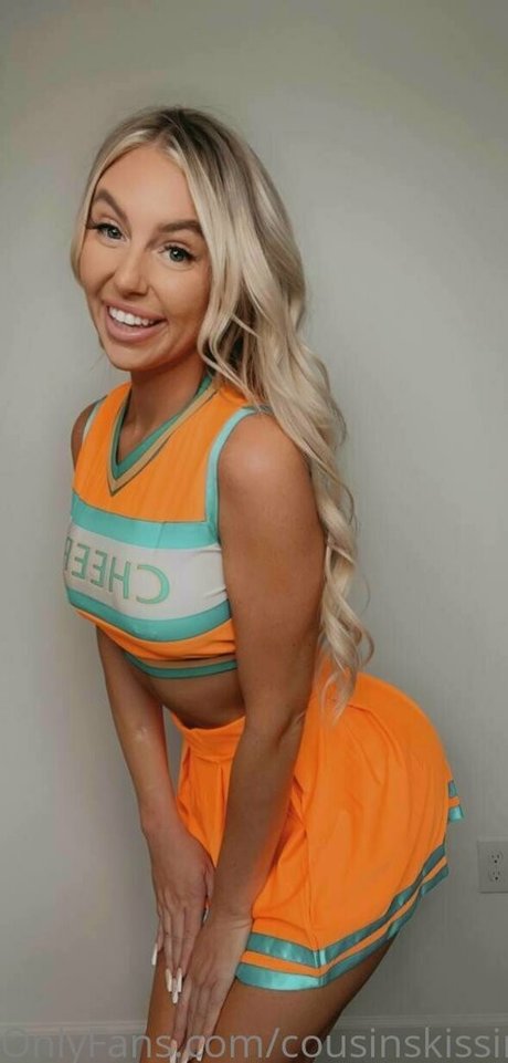 cousinskissing star erotic galleries