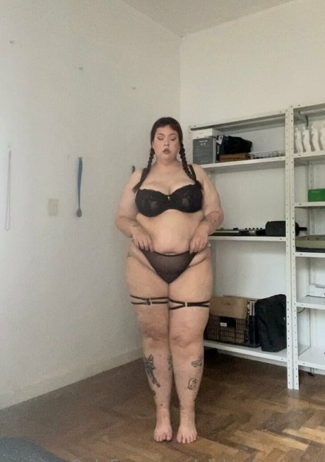 vikki diamond art model pic