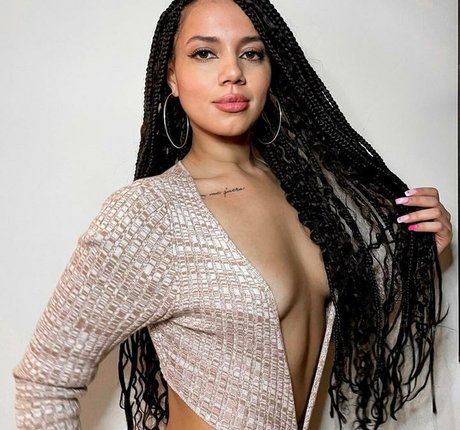 Amanda Carvalho nude pornstar picture