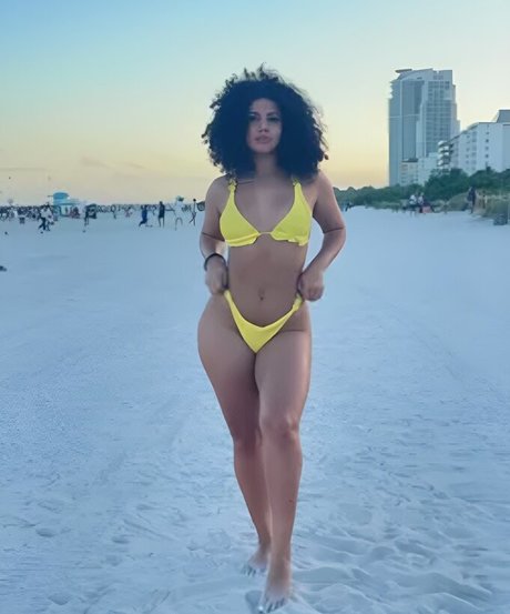 Amanda Carvalho sexy actress photo