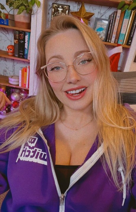 Cannibalqueen model erotic image