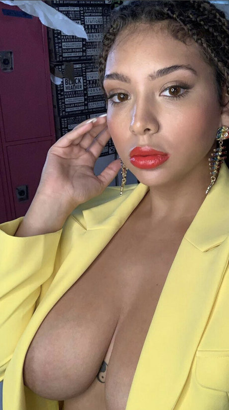 Annamarie Sarai star erotic images