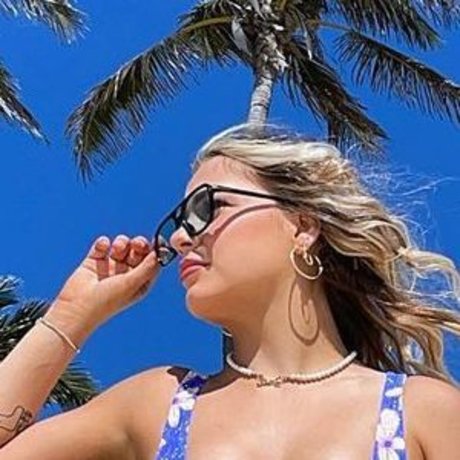 Lara Ledwidge model adult image