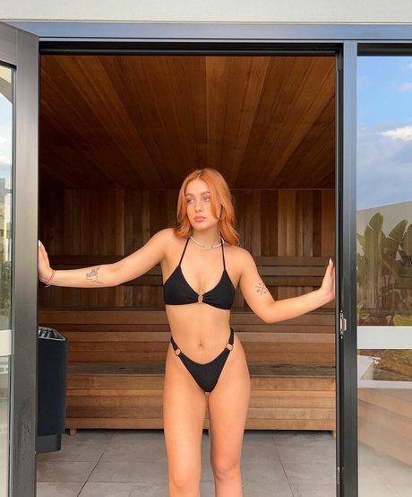 Lara Ledwidge sexy star photo