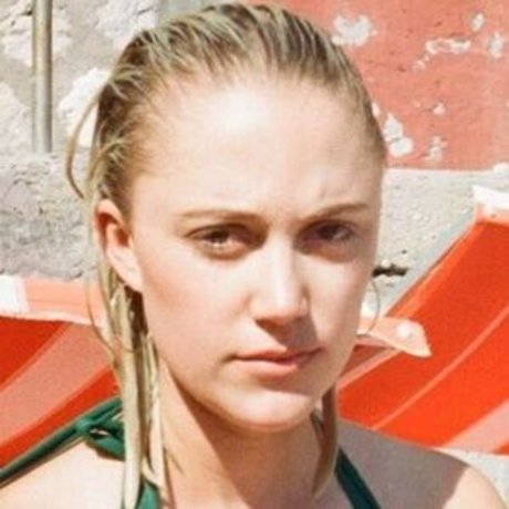 Maika Monroe xxx model photo