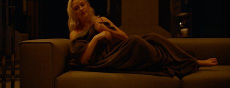 Maika Monroe hd star photo