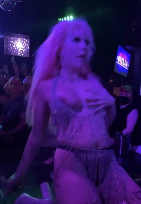 Chrissy Chlapecka star art pic