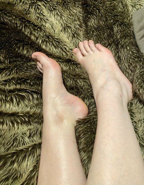 lucyfeetandtoes free pornstar img