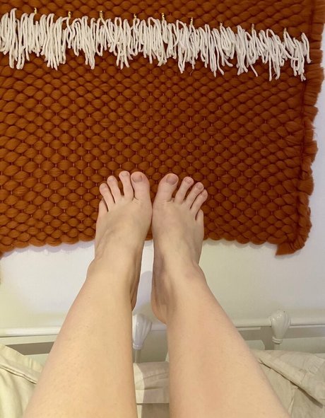 lucyfeetandtoes exclusive actress image
