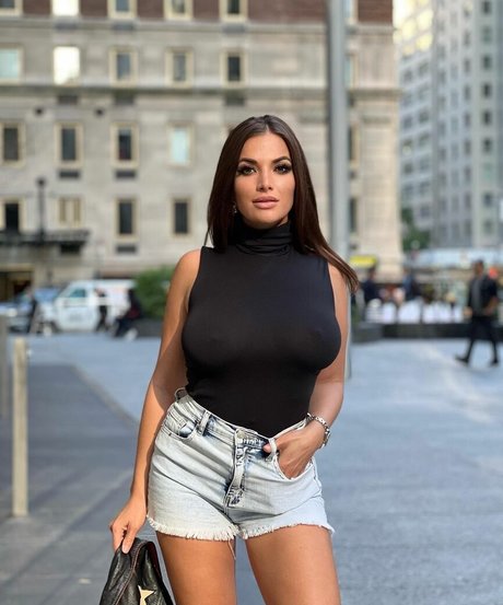 Kira Shine beautiful pornstar img