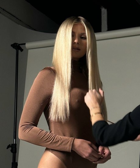 Phoebe Davis model hd pictures