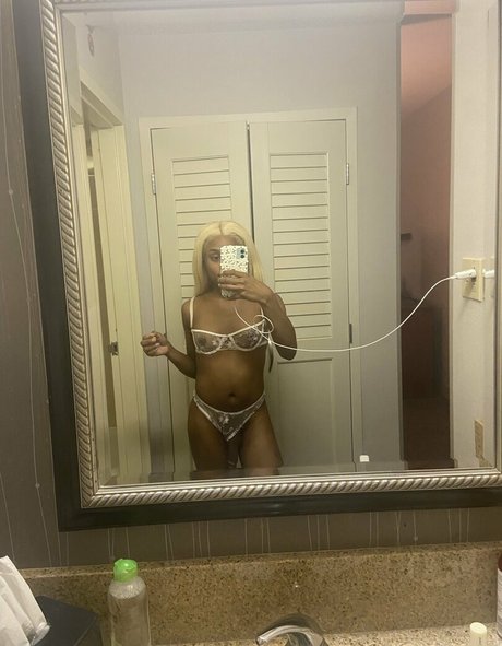 Princess Layla model erotic photos