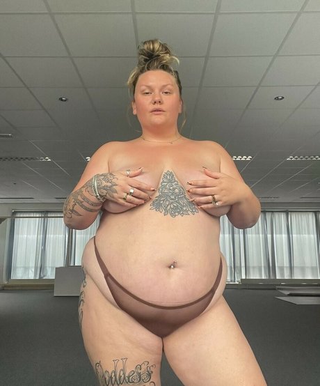 Lovaeij naked star images