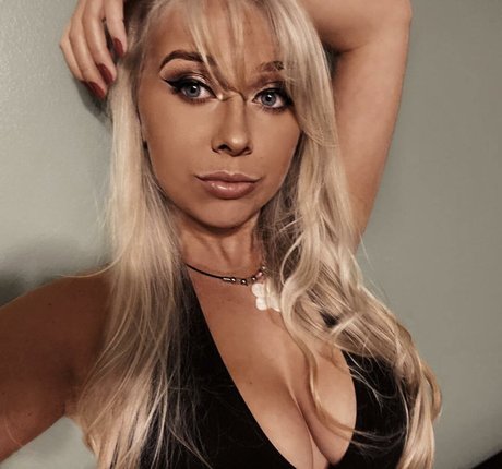 Rhiannon C naked model gallery