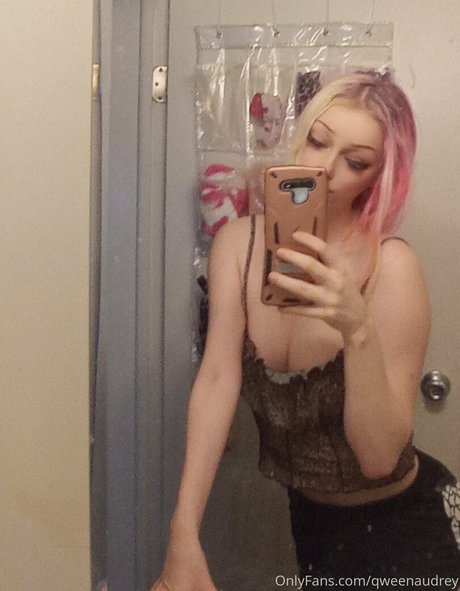 qweenaudrey nudes model img