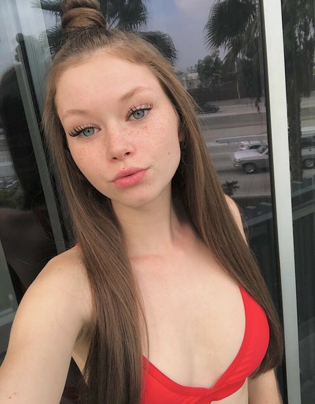 Lily Ana Alexander star sexy img