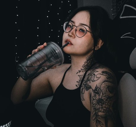 Akemyni model top pictures