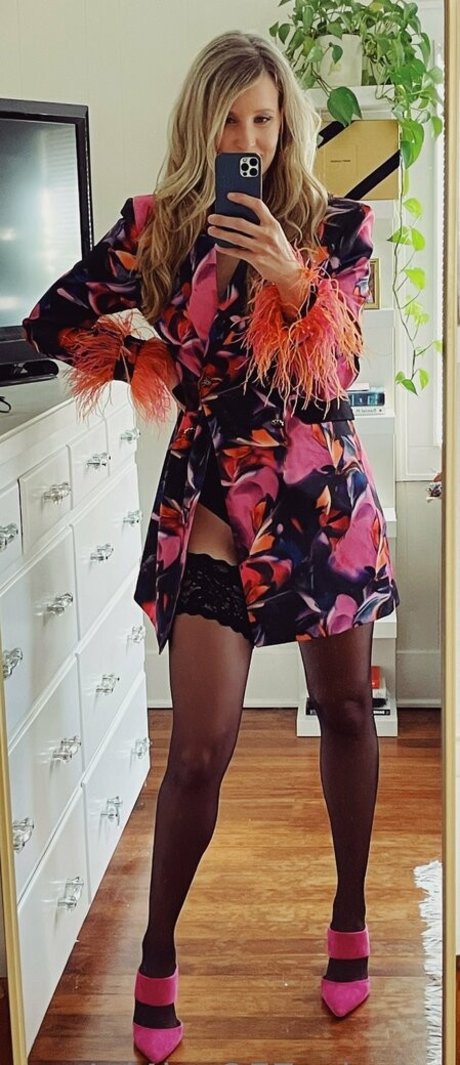 Jul4Le star nudes image