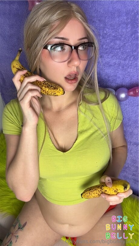 bigbunnybelly erotic model photo