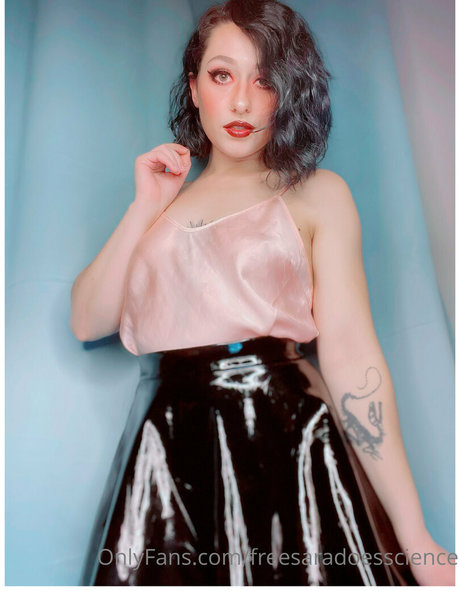 freesaradoesscience model adult image