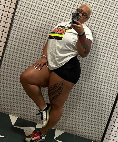 Queen R exclusive pornstar pic