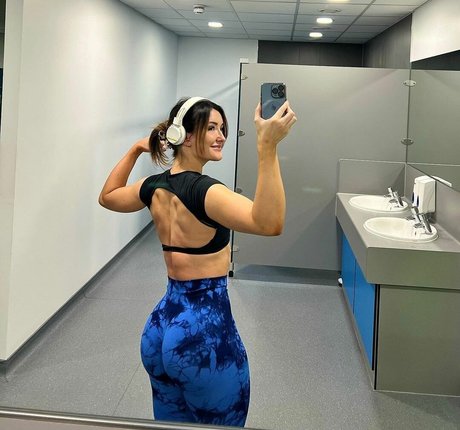 Bethany Tomlinson model hot img