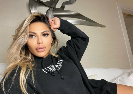 notyourfuturegirlfriend model nude pic