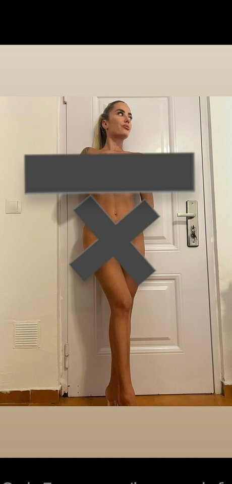 lauraonlyfree naked actress gallery