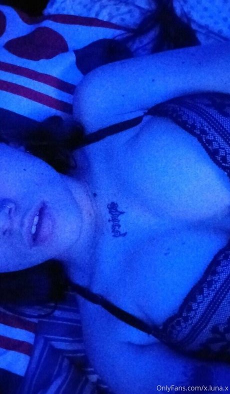 x luna x model hot image