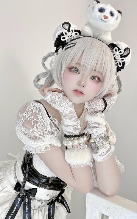 SeeU Cosplay model pretty img