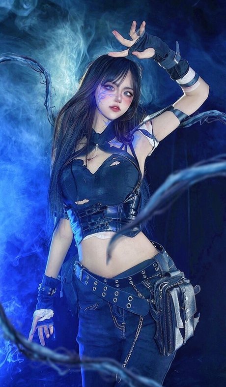 SeeU Cosplay nude star pic