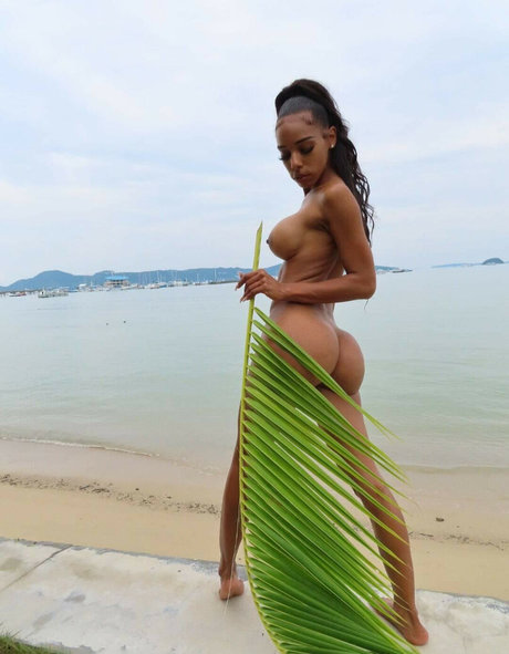 Larissa Castr0 sexy actress photo