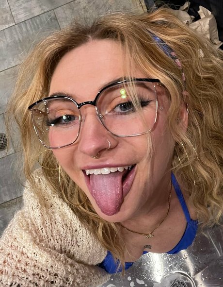 Kittycourty model best picture