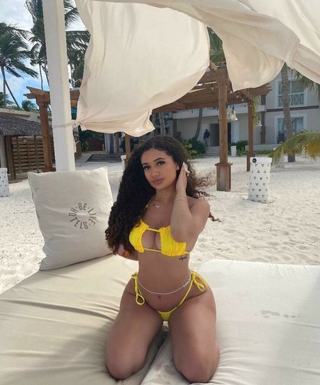 Christina April Amaral hot star pic