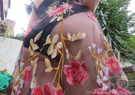 bustylily hot model pic