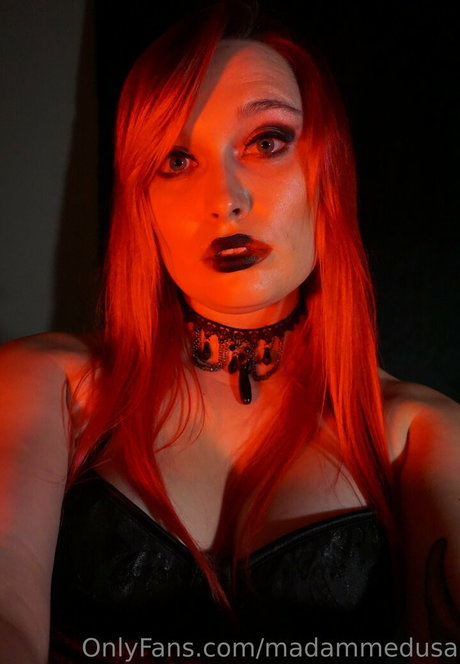 madammedusa model nude pic