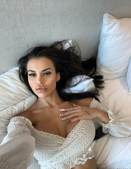 Juju Bahreis model top pics