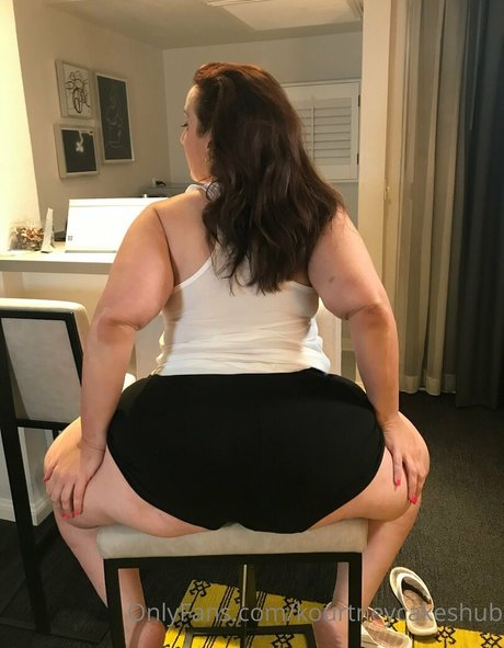 kourtneycakeshub model sexy pictures