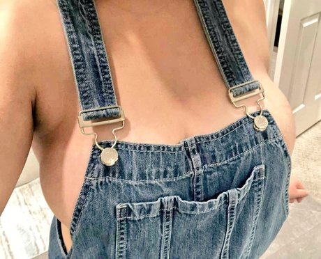 Salaciouspeachy hot actress pics