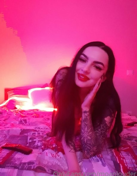 moanlouder star naked photos
