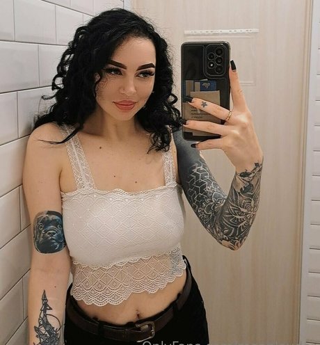 moanlouder model images