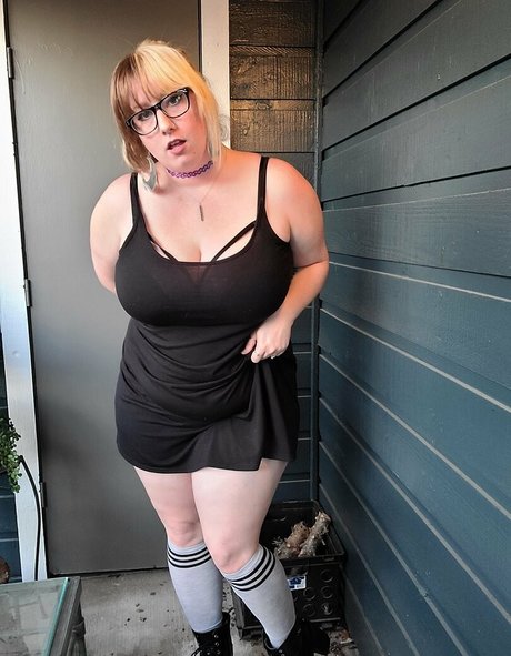 dominosweets adult actress pic