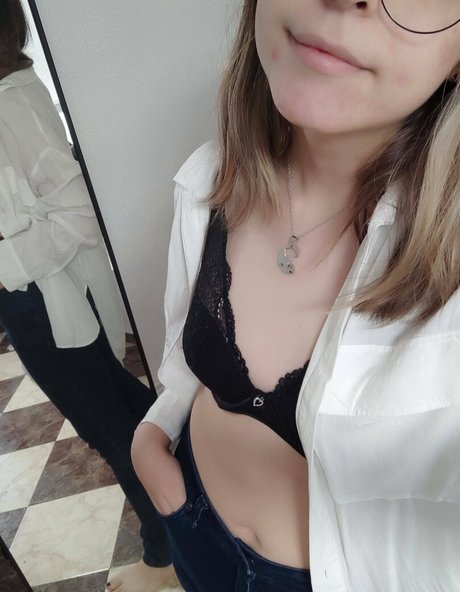 CherryShakeMin model pretty photo