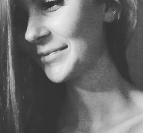 LittleBee adult model photos