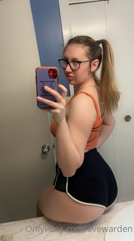 Eve Warden Profile pic