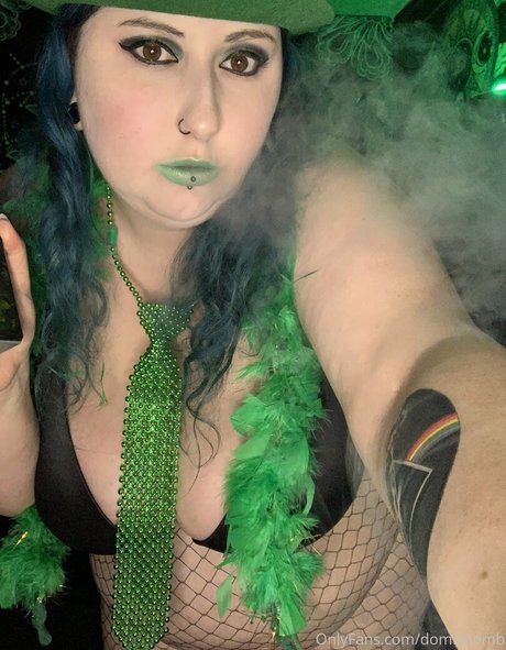 domisbomb erotic star photo