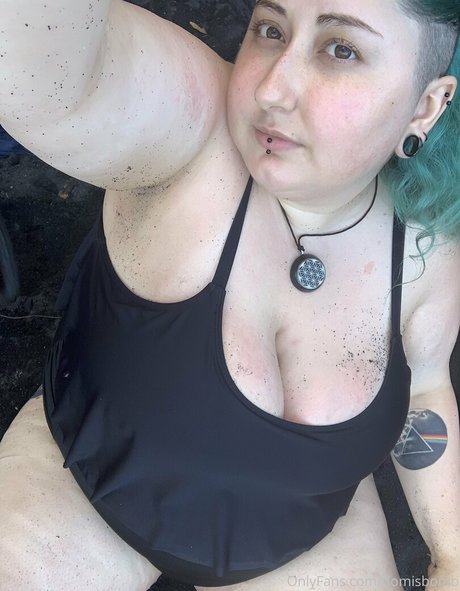 domisbomb hot star image