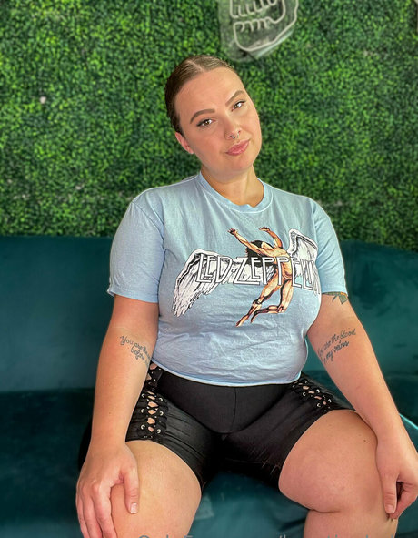 burstingbabe art star gallery