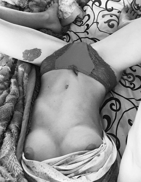 emilypoker sexy actress picture