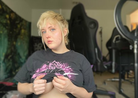 holykoley model hd pictures